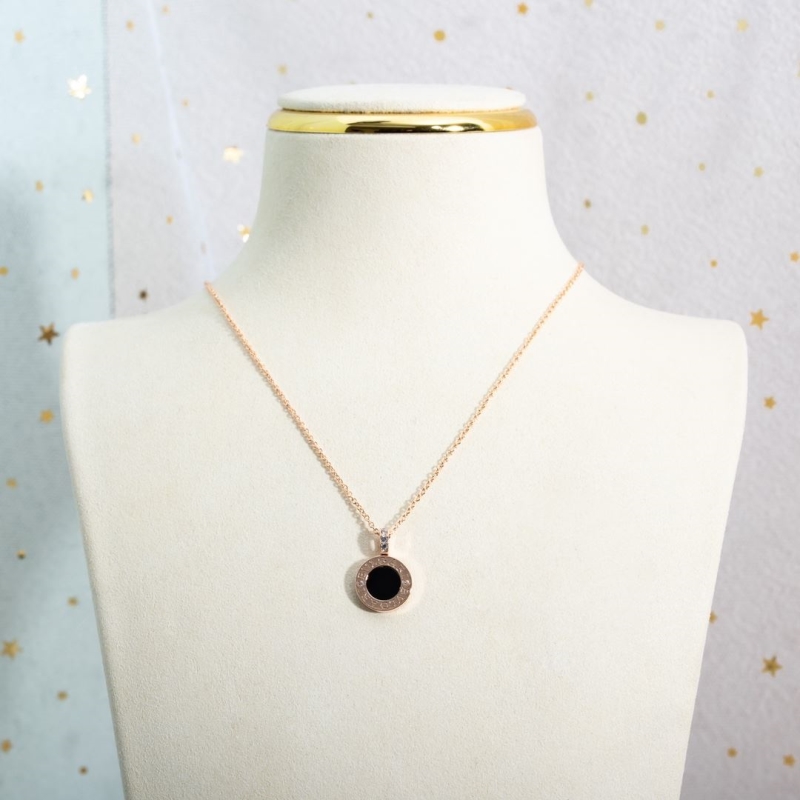 Bo*te*ga venenta necklaces